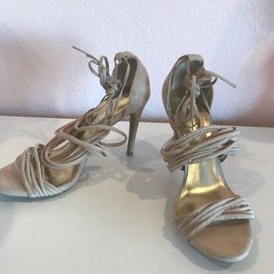 Lace up, nude heels 👡